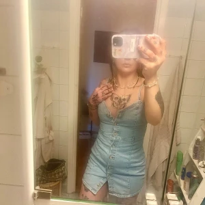 Somrig klännning - Superfin klänning i jättefint skick, köpt second hand och lappen är borta så jag kan varken se strl elr märke. Skulle dock uppskatta storleken till en xs-s.