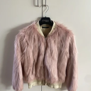 Suzanne Nilsson Jacka - Säljer en as snygg pälsjacka från Suzanne Nilsson i storlek S. Aldrig använd.