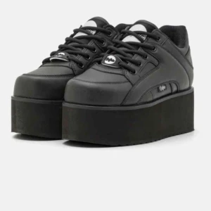 Buffalo chunky shoes  - Buffalo classic chunky shoes. Vegan, black size 41 but they work for 40 too. Used a few times, very good condition. New price 1650, asking 550 :) 