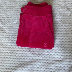 Röda juicy byxor  - Säljer mina juicy byxor då dom har blivit försmå och inte använder längre. Har använt dom få gånger, är i bra skick och ser helt nya ut.