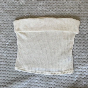 Vit/beige top - Säljer denna top då den är för liten 