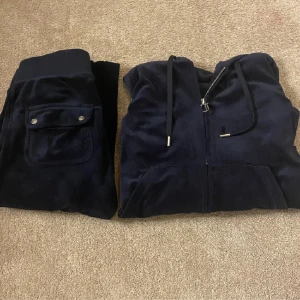 Mörkblått juicy set - mörkblått juicy set i väldigt bra skick💗lånad bild