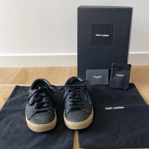 Saint Laurent skor  - Tjena! Säljer nu ett par riktigt feta ysl skor i strl: 37. Box, två dustbags och kort medföljer!! Det är bara att höra av er vid minsta lilla fråga!!