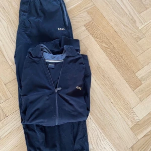 hugo boss set - Riktigt sköna använda 3 gånger kanske  kan säljas separat 300 styck