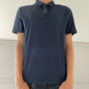 Micheal Kors piké - Tjena! Säljer denna Micheal Kors piké. Storlekn är L men den passar lite mindre. Modell 185cm 70kg. För frågor skriv bara!