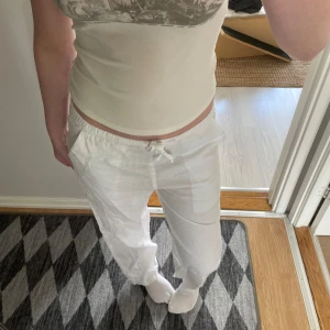 Linne byxor - Linne byxor från young Gina tricot. Knappt använda då jag råka köpa dem försmå och även i otroligt bra skick, inga slitningar eller skador på mm. Super snygga är dem, just nu ligger dem och väntar på sin nästa ägare!