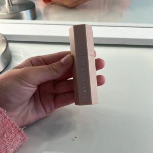 Fenty beauty bronzer!! - Har använt några gånger. Säljer för att jag inye använder. I jätte bra skick!