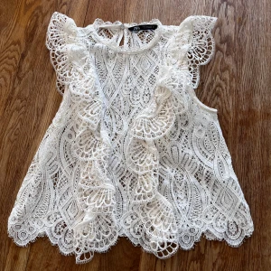 Snygg zara topp  - Säljer denna fina topp ifrån zara som inte säljs längre!!! Den är i jättebra sick och inga defekter 💕 köp gärna på köp nu 