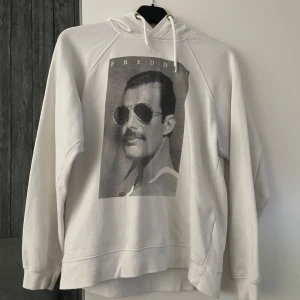 Hoodie med tryck  - En jätte cool Freddie hoodie jag köpt i Stockholm på carlings, har inte använt så mycket efter som jag växt och den inte sitter så bra. Men den är super fin och passar till allt.