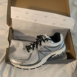 New Balance 860v NYA!!! - Trendiga sneakers från New Balance. Modell 860v. Färg vit/grå/svart. Säljer endast då jag köpte en för liten storlek. De är aldrig använda!