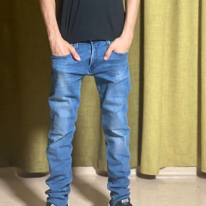 Blå jeansbyxor - Ett par blå replay anbass jeans i storlek W 29 L34. Med riktigt skön passform dem är slimfitt och mitt pris 499 kr och vid snabb afär går de att diskutera priset