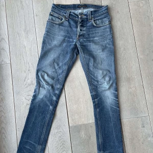 Nudie jeans  - Ett par fräscha nudie jeans som jag köpte för cirka 1600  men inte använder längre. Pass formen är slim fit och modellen är grim trim  i storleken w31 L32 priset är inte fast och går att förhandla vid snabb affär. mvh sthfashion.