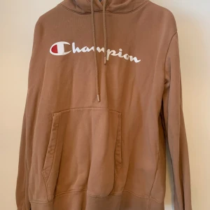 Ljusbrun Championhoodie - Ljusbrun Championhoodie i strl L men känns med som en M. Använd men bra skick, inga tecken på slitage. Material: bomull. Kan mötas upp i Stockholm och Uppsala. 