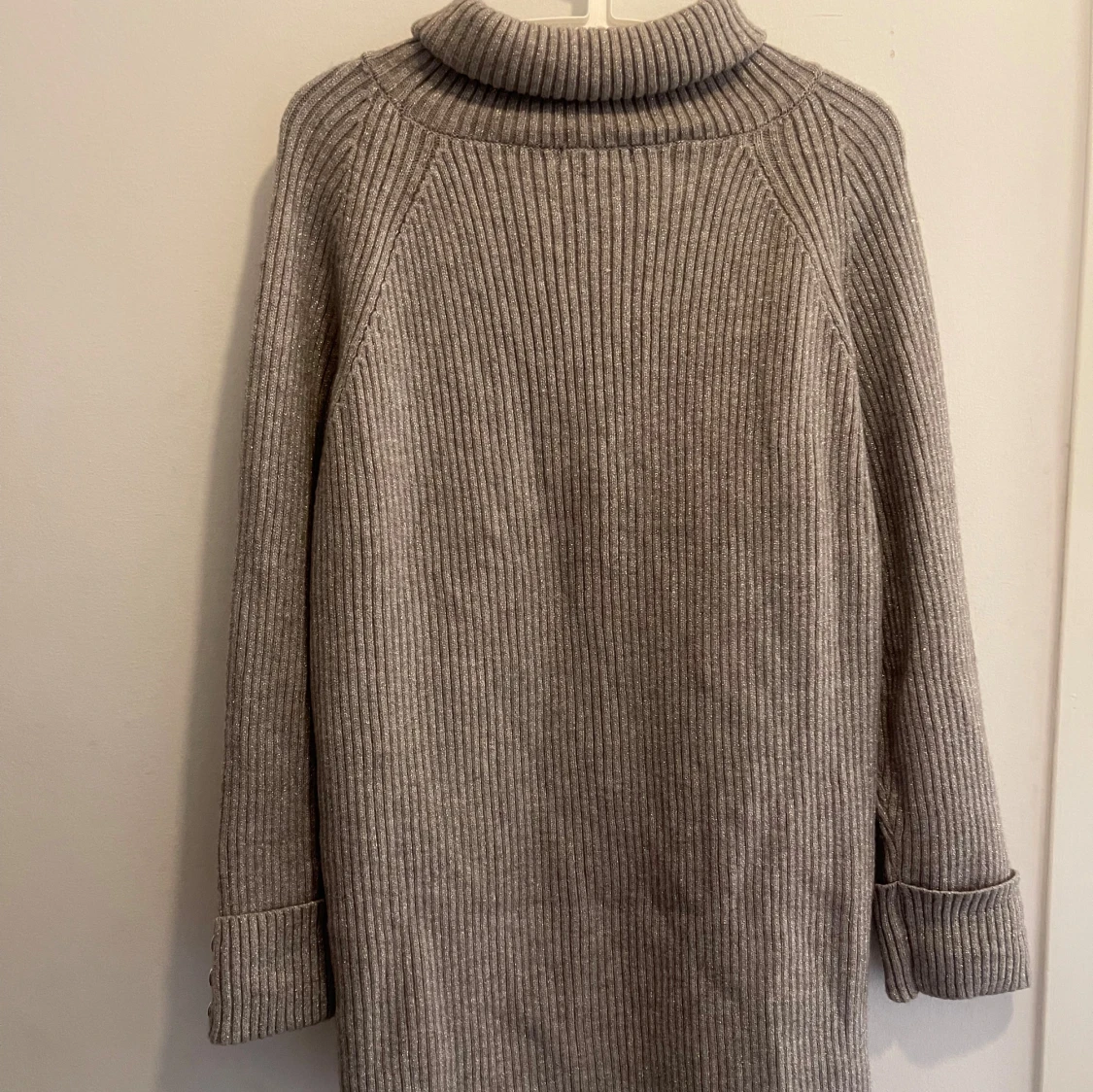 Stickad tröja i Grå/ Silver  - 91