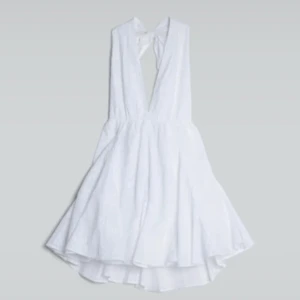 Vit klänning  - Ursnygg klänning från Bikbok som använts vid ett tillfälle! 