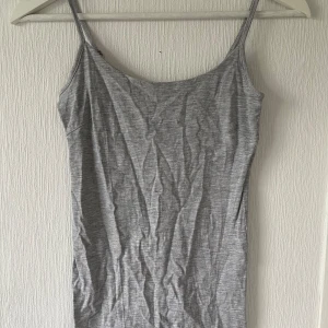 Ljusgrått linne - Enkelt ljusgrått linne som aldrig har blivit använt då det är för litet för mig. Stretchigt. I mycket bra skick. Köpt på Gekås. 