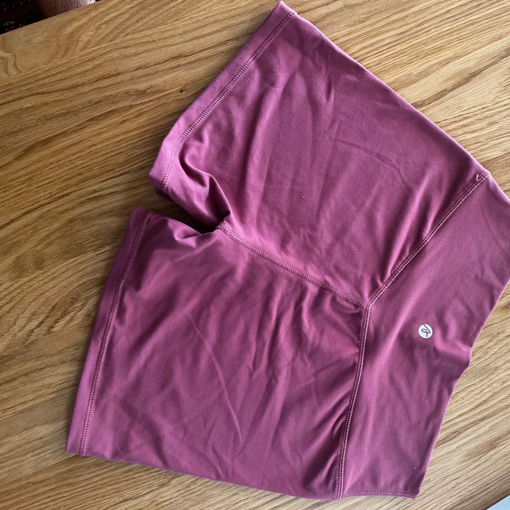 Korta Träningsshorts i en snygg rosa färg från Engelska märket AYBL. De andas bra iom att de är ganska tunna, syns inte igenom när man böjer sig ner. Ett + i kanten är att de är mjuka som smör 😍 Nästintill nyskick!. Sportswear.