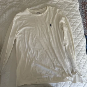 Ralph lauren tröja  - Vit Ralph lauren tröja använd 1 gång sen blev den bortglömd i min garderob och nu är den tyvärr för liten 