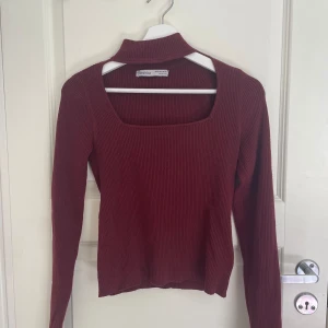 Vinröd ribbad tröja från Bershka - Den är i storlek xl men den är liten i storleken och passar mig med M. En stilren vinröd ribbad tröja från Bershka med en unik fyrkantig halsringning och långärmad design. Tröjan har en modern och elegant look, perfekt för både vardag och fest.