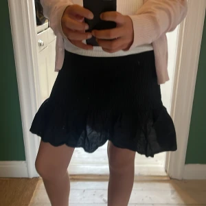 Kjol - Svart kjol är som ny andvänt få gånger med en volang o i storleken i XS