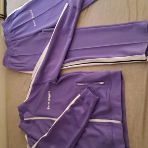 Palm angels  - Hej säljer min Palm angels dress använd ganska få gånger storlek L men passar även M inga skador på byxorna eller koftan allt funkar som det ska vara 