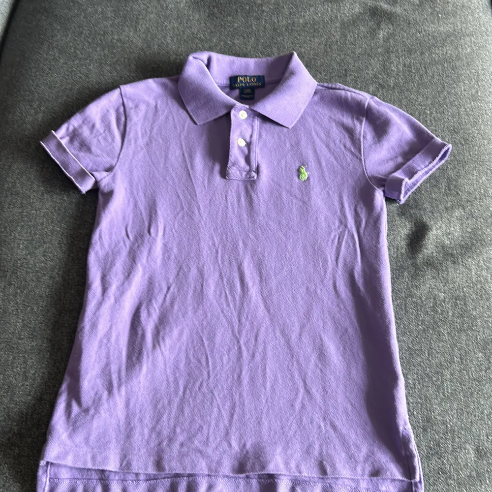 Bra skick. Lila Ralph lauren piké. Storlek Small (8) för barn. Övrigt.