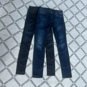 Två feta jeans ute på försäljning 🔥 Vintage Replay Jeans 230 kr,  Replay Jeans blå 359 ‼️ Skick är 8/10, nypris 1700kr 👀 Hör av er vid frågor eller funderingar 🙏 