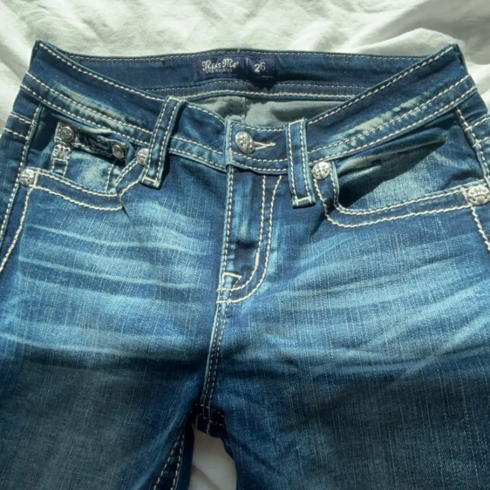 Säljer världens snyggaste jeans pågrund av fel storlek😢😢 fick jeansen i födelsedagspresent men de är för stora och går inte att lämna tillbaka. W 26, nypris 1500kr. Jeans & Byxor.