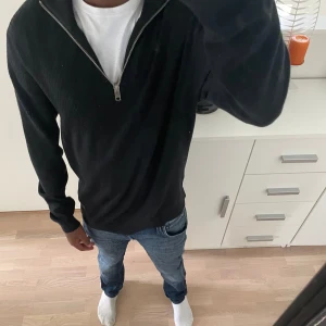 Half zip  - Säljer denna hafzip tröja från Jack and Jones. Använt i sparsamt skick 10/10. Köpt för 599. Vid minsta fundering tveka inte att höra av dig🤝