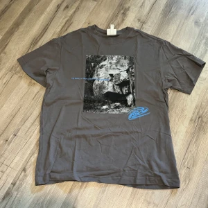 T shirt - Helt ny hm t shirt, skrynklig pågrund utav att den inte är använd. Storlek S