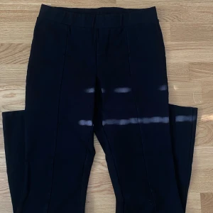 Kostym liknande byxor - Utsvängda byxor i trikå med en mjuk resår i midjan. Använt endast ett par gånger, precis som nya. Köpt förra året för 349, priset kan diskuteras. Passar perfekt för dig som är mellan 160-170 cm. Köpt från Gina. Inga defekter som tidigare nämnt. 