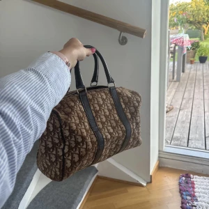 Dior bowling bag  - En så fin dior bowling bag i fint skick, i en beige sällsynt färg, intressekoll, kan skicka fler bilder. Köpt på Vestiaire, såklart äkta🩷köpte för 4500, jag har använt den i ca 2 månader. Kan bytas mot den blåa dior. 