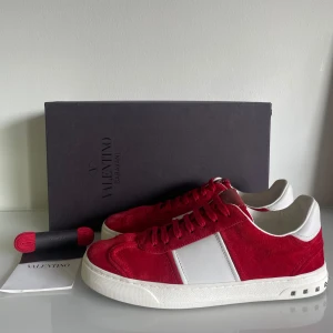Valentino flycrew skor - OBS: INGA BYTEN | Riktigt feta valentino flycrew skor, KVITTO FINS! | Storlek: 41 men passar även 42 | Skick: 9/10 (alla nitar kvar, men lite tecken på användning) | Box (skadad) och valentino kort tillkommer | Skriv gärna vid funderingar!