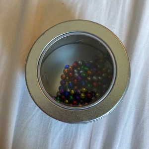 magnet kulor  - Dessa magnet kulor säljer jag nu i bra skick men färgen har lossnat lite på vissa kulor, köpt för 300kr men säljer för minst 100kr men helst mer