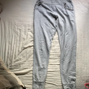 Mjukisbyxor  - Lite hål men det är bara att sy ihop och det är lite kedjor vid fickorna 