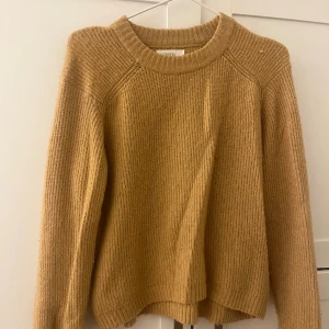 Zara tröja - Säljer min fina beiga stockade tröja från zara då den inte kommer till andvänding längre 💕💕