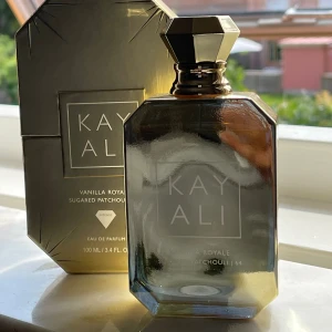 Kayali Vanilla Royale  - Denna parfym är slutsåld på nätet och säljer den pga att den inte passar mig. Endast lite av den har använts (se bild två).   Se sista två bilder för en beskrivning av doften/noterna.   