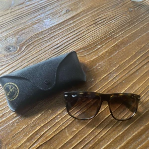 Ray ban boyfriends - Säljer ett par helt nya rayban boyfriends. Skick 10/10 inte en repa. Hör av er vid funderingar.