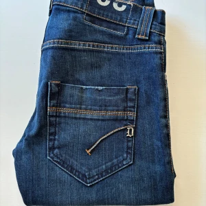 Dondup ”JAR” skinny fit - Hej, säljer nu ett par Dondup's i nyskick helt oanvända. Storleken är 30 och passar runt 182cm. Nypris är cirka 3500kr och kommer vara riktigt snygga nu i sommar. Vi kommer att sälja liknande produkter nu i sommar så glöm inte följa profilen!