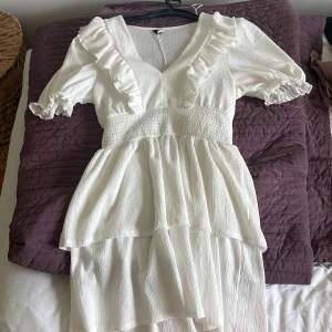 Gina klänning  - Säljer min klänning från Gina som är väldigt söt och populär till sommaren, passar till vardagen och till speciella tillfällen. Använd 1 gång så skulle säga att den är i väldigt bra skick 
