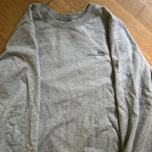 A.P.C tröja - Riktigt fet tröja från det exklusiva märket A.P.C. *Made in Portugal* Tröjan är i mycket bra skick då den knappt använts. Den är i storlek M med sitter mer som en stor S.  Nypris: 2200 Mitt pris: 349