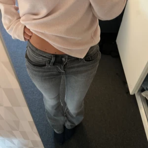 jeans vero moda - jättefina bootcut lågmidjade jeans i ljusgrå som nästan är som nya, bara avvänt de nån gång❤️ skriv vid funderingar