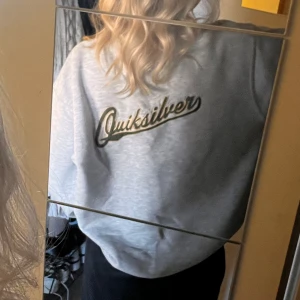 Sweatshirt Quicksilver - Sweatshirt från quicksilver med snyggt tryck på ryggen! Köptes på sellpy, den är ganska nopprig (zooma in på 2a bilden) men skulle inte säga att det är något man tänker på 💌 Tror den är från herravdelningen ursprungligen men snygg på alla ju!