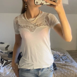 T-shirt - Säljer denna as snygga t-shirten från Hm, finns ej längre att köpa och är i väldigt bra skick, säljer för den bara ligger🤍