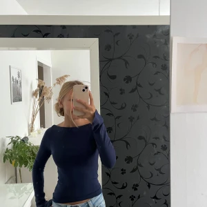  Marinblå långärmad tröja  -  En marinblå lång tröja med slits från Gina Tricot säljer på grund av att den ej kommer till användning . Den är använd ett fåtal gånger❤️