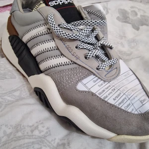 Adidas alexander wang turnout trainer  - Hej säljer ett para helt nya adidas collab med AW i storlek 36 2/3 legat i en låda o samlat damm så ej använda kommer med tyg påsar till skorna men lådan fick skador och medföljer därför ej.