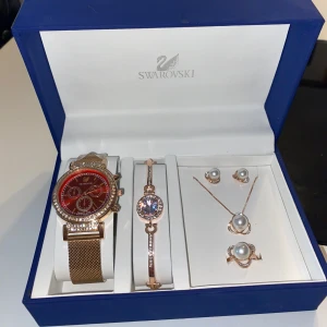 Swarovski smyckes sätt  - Säljer detta otroligt vackra Swarovski smyckes sättet då det inte kommer till användning☺️ Aldrig varit använda, Ny skick samt plasten sitter kvar på klockan. Kontakta för mer info🌸 