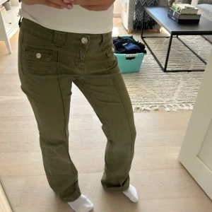 Cargo jeans hm - Populära cargo jeans från hm som inte går att köpa i butik längre. Super coola!