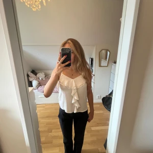 Vitt fest linne - Superfint vitt festligt blus/linne!! Säljer då det inte kommer till användning. Priset går att diskuteras vid snabb affär.💗