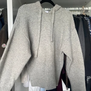 Stickad Zara hoodie  - Säljer denna så fina gråa stickade hoodien från zara i storlek S. Tröjan har inga defekter och är använd bara ett fåtal gånger! Skriv vid frågor 